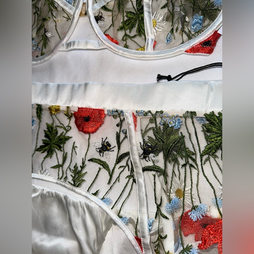 NWT Rare Studio Pia Flora Full White Silk Embroidered Floral Lingerie Set - Picture 4 of 15